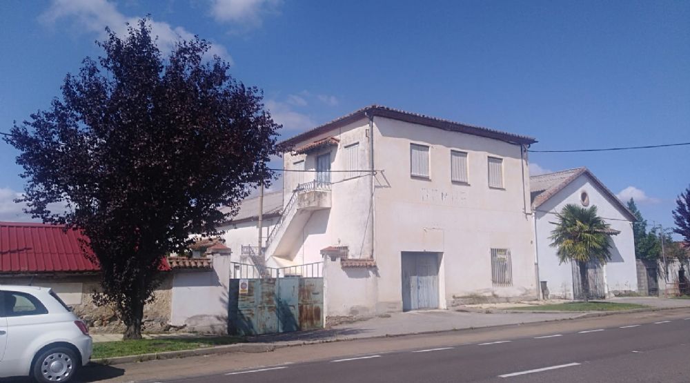 SOLAR CON VARIAS CONSTRUCCIONES EN CIUDAD RODRIGO 