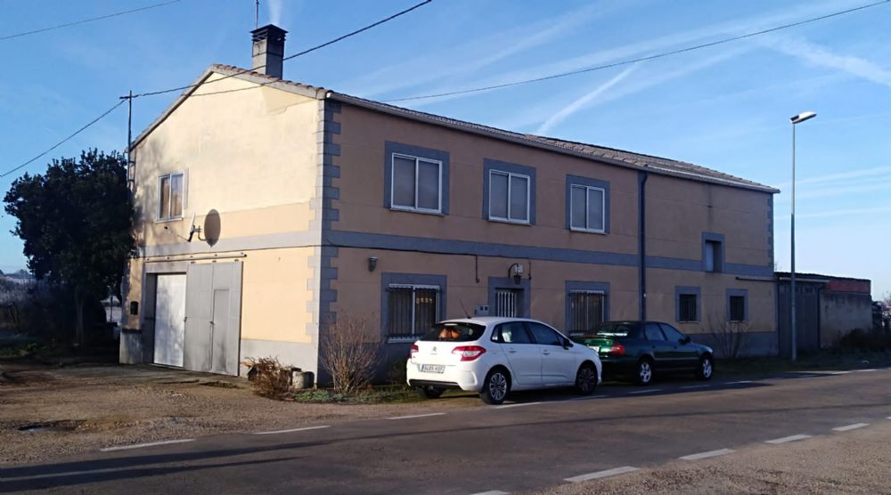 CASA  Y TERRENO EN CIUDAD RODRIGO EN ZONA 