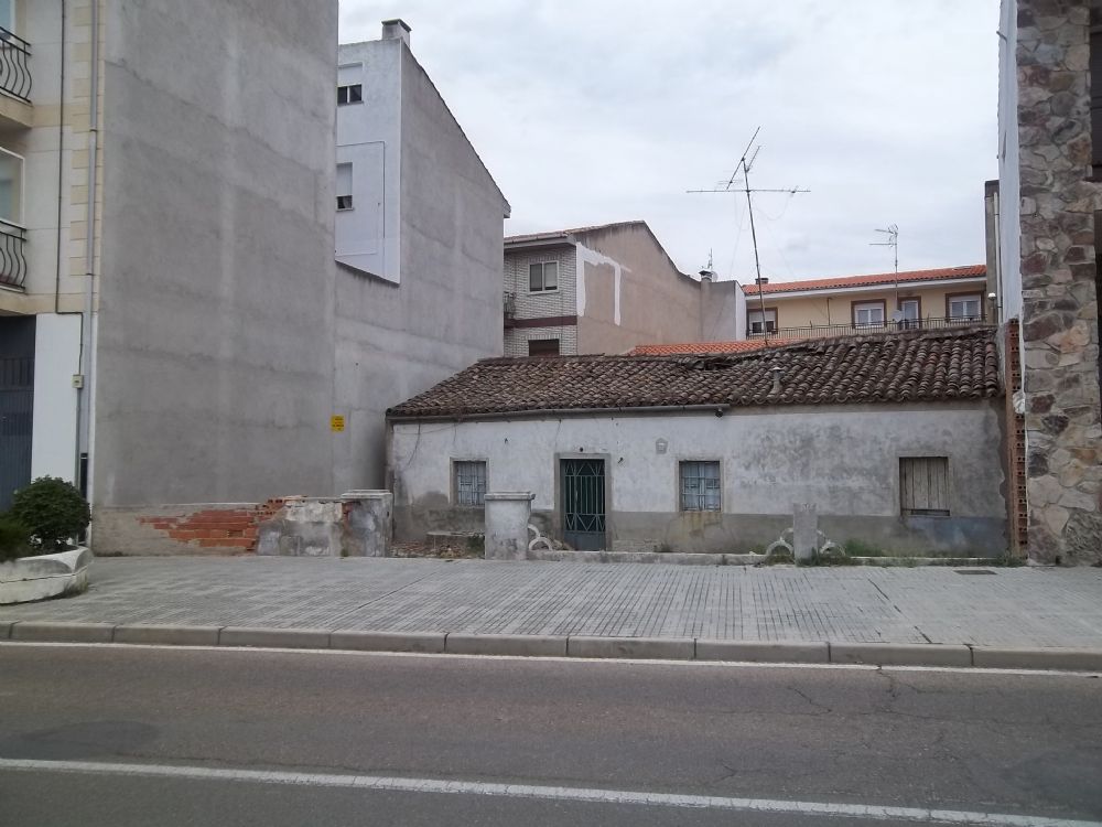 SOLAR PARA CONSTRUCCION DE 6 VIVIENDAS Y GARAJES EN C/ SANTA CLARA, 145