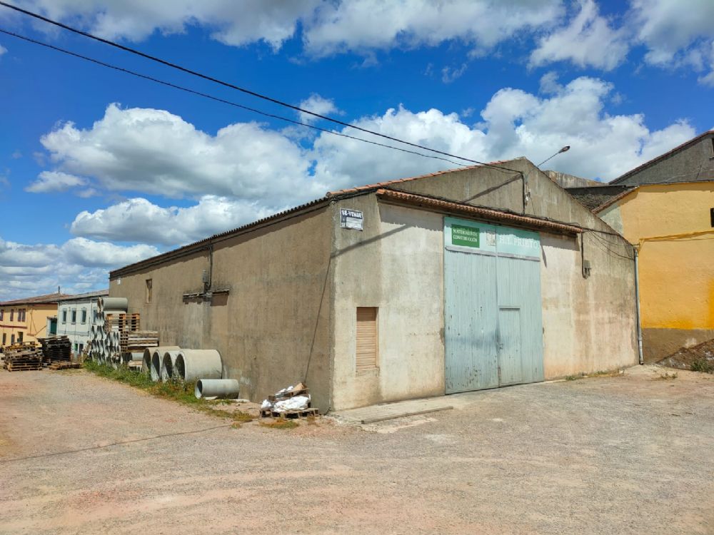 NAVE INDUSTRIAL CON TERRENO EN AVENIDA DE PORTUGAL EN CIUDAD RODRIGO