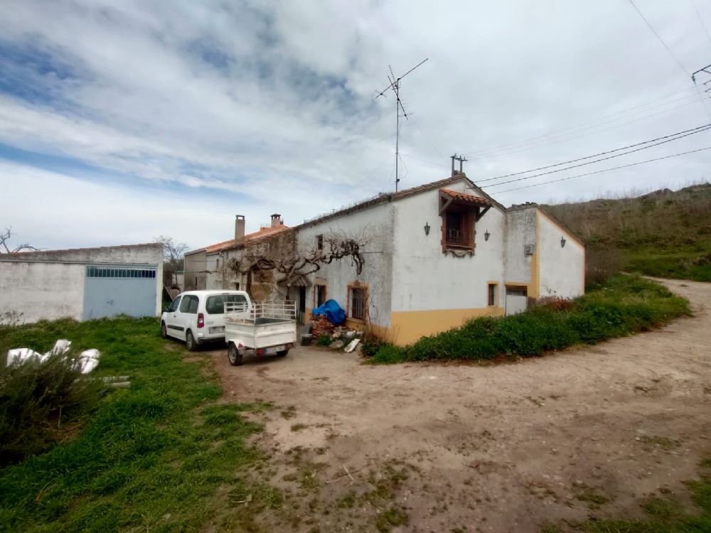 PARCELA CON CASA, NAVE Y CORRALES EN CIUDAD