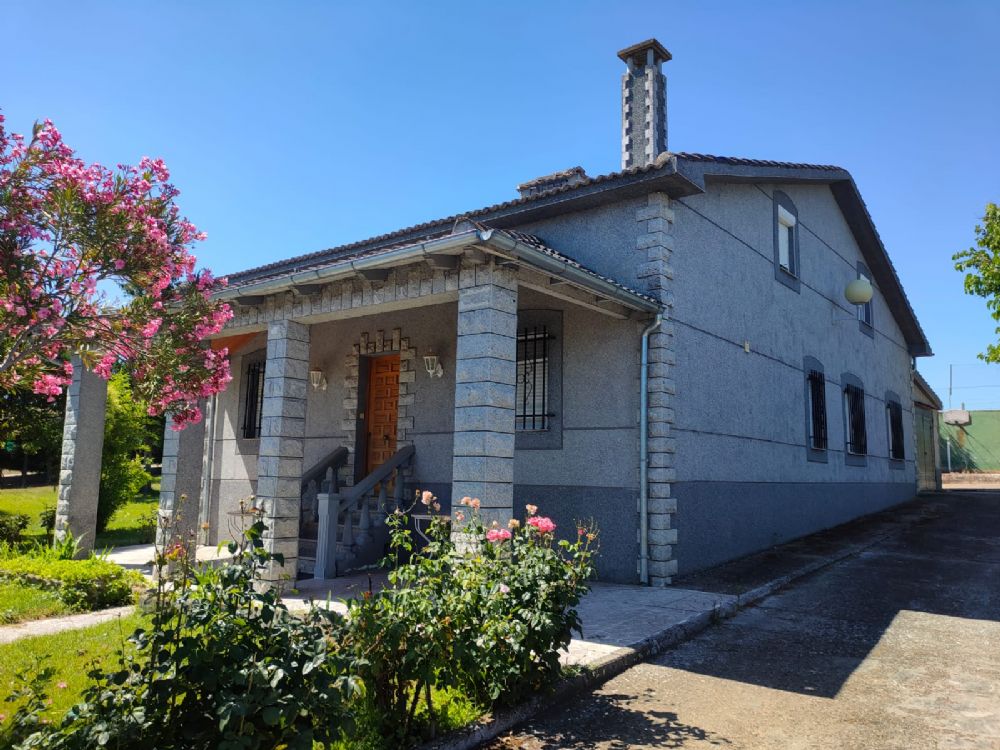 CHALET EN CIUDAD RODRIGO EN ZONA 