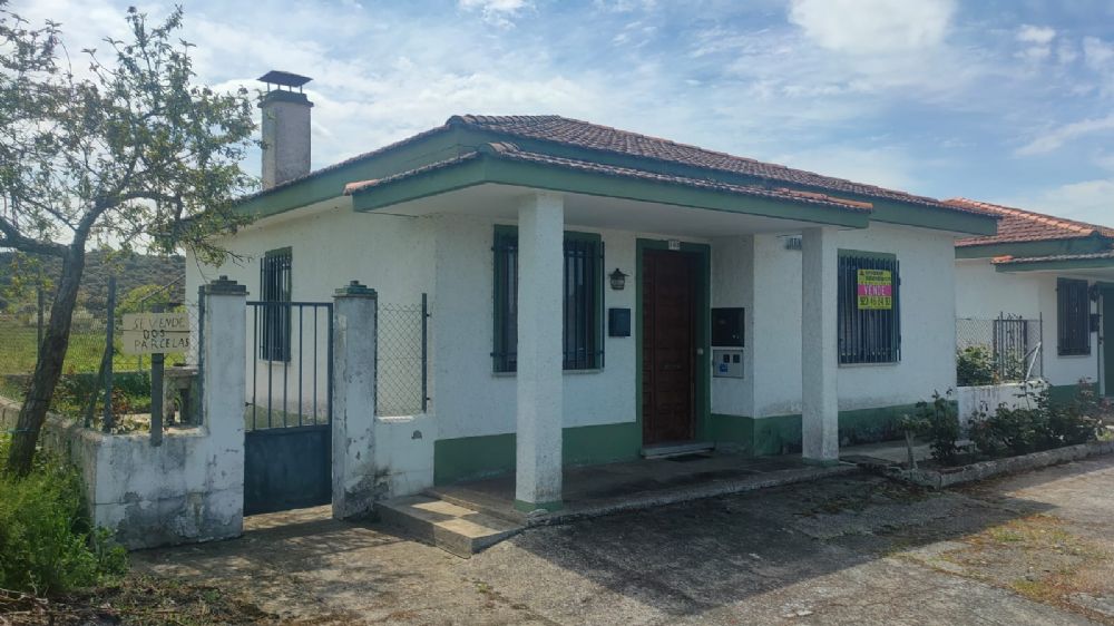 CASA  Y TERRENO EN CIUDAD RODRIGO EN ZONA 