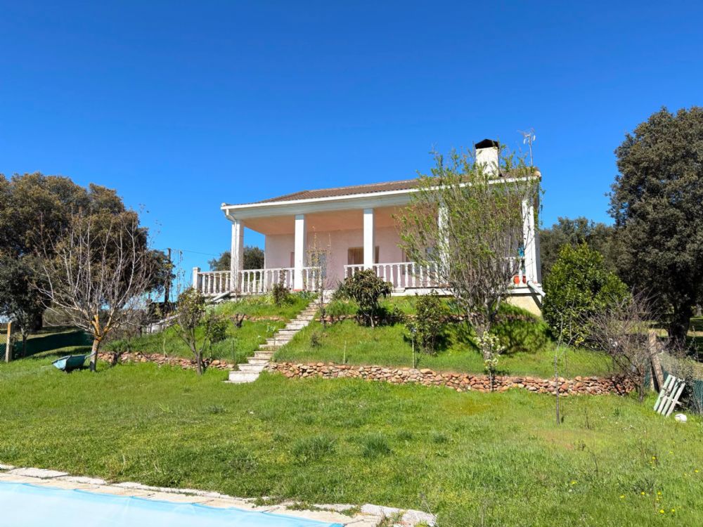 CHALET CON PISCINA EN IVANREY, CIUDAD RDORIGO