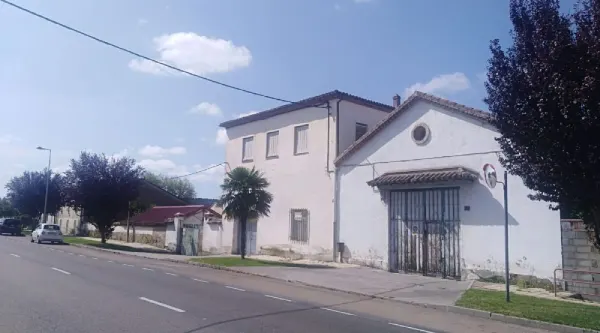 Solar con Varias Construcciones en Ciudad Rodrigo - foto 3