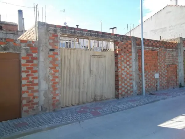 Solar para Construccion de 2 Viviendas y Local o Vivienda Unifamiliar - foto 1