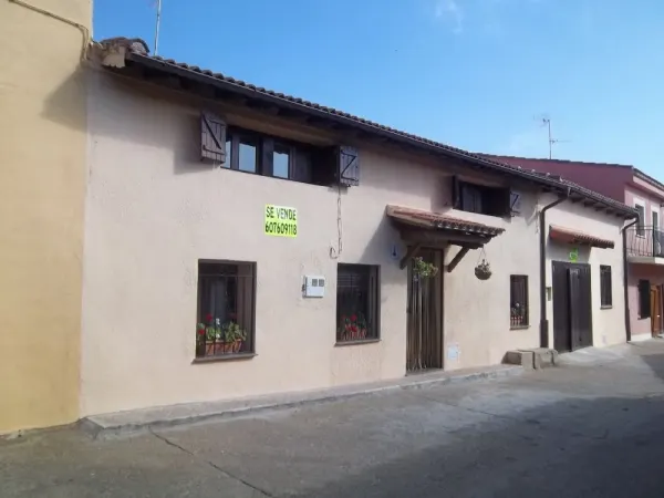 Casa Adosada con Local en Martiago C/ la Fuente 17-19 - foto 1
