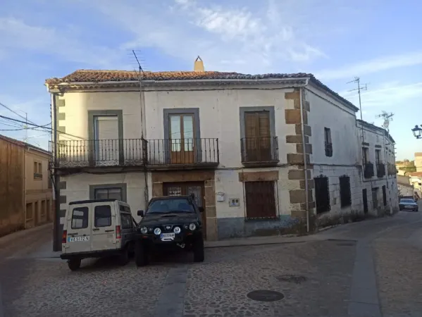 Casa en Pleno Centro de Fuenteguinaldo (Salamanca) - foto 1